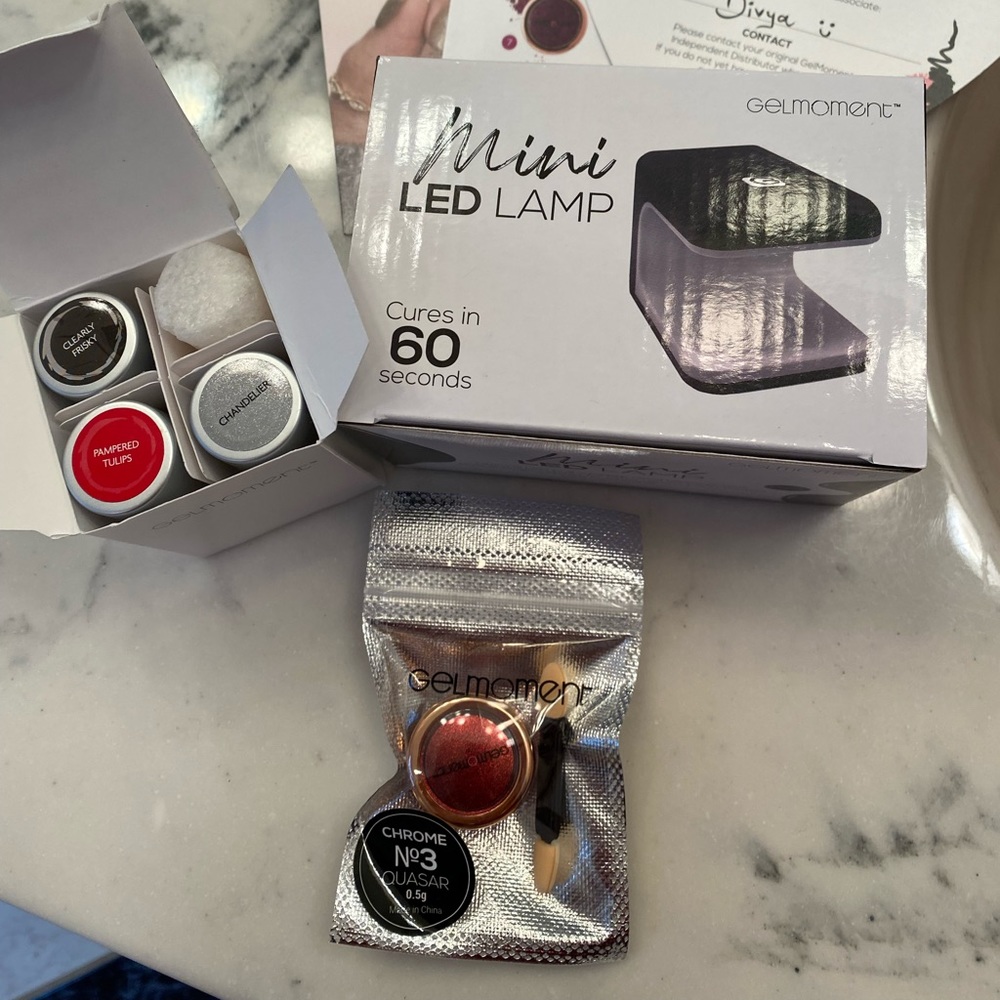 Gel Moments set. Mini LED light, 3 polishes and 1 overlay. NWT